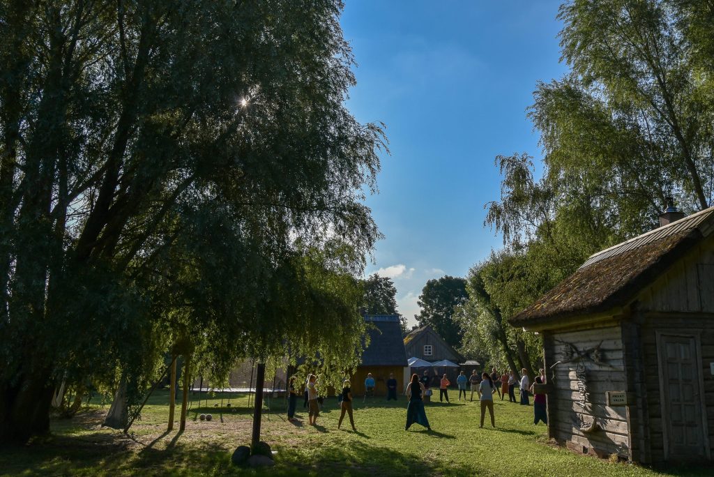 galerija fotogalerija nuotraukos stovyklos teamwork teambuilding komanda imones stovyklos jurmalnieki vasaros sezonas ruduo baltijos jura latvija nida imones jurmalnieki - sodyba prie jūros, poilsis prie jūros, poilsis Latvijoje, kaimo turizmas Latvija, sodybos nuoma, namelių nuoma, apartamentų nuoma Latvijoje, rami vieta poilsiui, nakvynė Latvijoje, privatus paplūdimys, Nidos kaimas Latvija, sodyba netoli Lietuvos sienos, poilsis prie Baltijos jūros, atostogos Latvijoje, Jūrmalos regionas, geriausios sodybos Latvijoje, poilsis Kuržemėje, šeimos atostogos Latvijoje, poilsis su vaikais, poilsis su augintiniais, romantiškas poilsis, sodyba draugų kompanijai, savaitgalis gamtoje, išskirtinė nakvynė, kaimo sodyba su pirtimi, žvejyba Latvijoje, dviračių takai Latvija, vandens pramogos, laukinė gamta, grybavimas ir uogavimas, poilsis gamtoje, kaimo turizmas su pirtimi, vakarai prie laužo Edita Esenku stovykla Tao Meiles Stovykla pajūryje