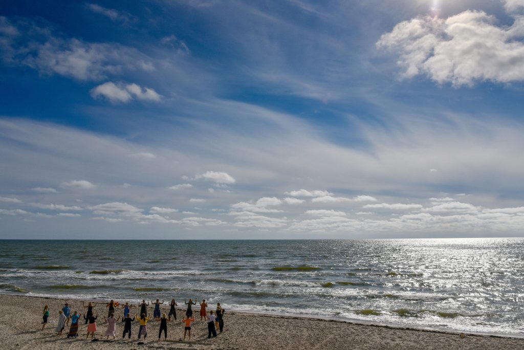 stovyklos teamwork teambuilding komanda imones stovyklos jurmalnieki vasaros sezonas ruduo baltijos jura latvija nida imones jurmalnieki - sodyba prie jūros, poilsis prie jūros, poilsis Latvijoje, kaimo turizmas Latvija, sodybos nuoma, namelių nuoma, apartamentų nuoma Latvijoje, rami vieta poilsiui, nakvynė Latvijoje, privatus paplūdimys, Nidos kaimas Latvija, sodyba netoli Lietuvos sienos, poilsis prie Baltijos jūros, atostogos Latvijoje, Jūrmalos regionas, geriausios sodybos Latvijoje, poilsis Kuržemėje, šeimos atostogos Latvijoje, poilsis su vaikais, poilsis su augintiniais, romantiškas poilsis, sodyba draugų kompanijai, savaitgalis gamtoje, išskirtinė nakvynė, kaimo sodyba su pirtimi, žvejyba Latvijoje, dviračių takai Latvija, vandens pramogos, laukinė gamta, grybavimas ir uogavimas, poilsis gamtoje, kaimo turizmas su pirtimi, vakarai prie laužo Edita Esenku stovykla Tao Meiles Stovykla pajūryje