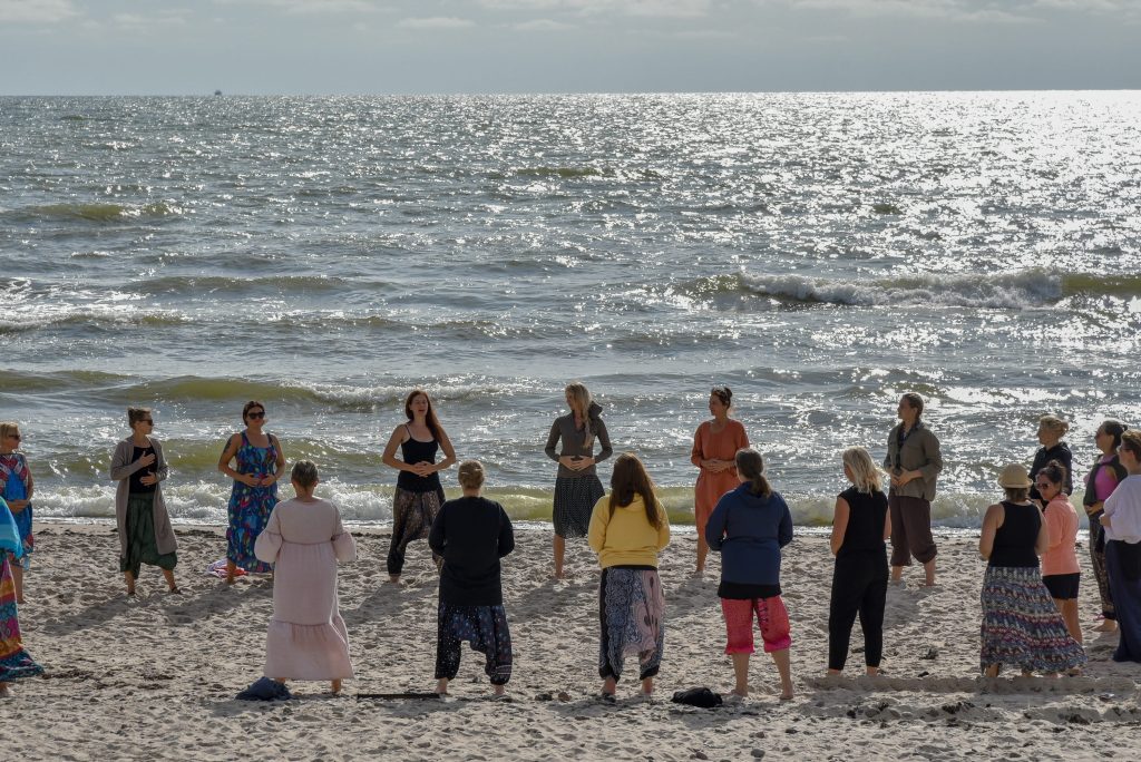 stovyklos teamwork teambuilding komanda imones stovyklos jurmalnieki vasaros sezonas ruduo baltijos jura latvija nida imones jurmalnieki - sodyba prie jūros, poilsis prie jūros, poilsis Latvijoje, kaimo turizmas Latvija, sodybos nuoma, namelių nuoma, apartamentų nuoma Latvijoje, rami vieta poilsiui, nakvynė Latvijoje, privatus paplūdimys, Nidos kaimas Latvija, sodyba netoli Lietuvos sienos, poilsis prie Baltijos jūros, atostogos Latvijoje, Jūrmalos regionas, geriausios sodybos Latvijoje, poilsis Kuržemėje, šeimos atostogos Latvijoje, poilsis su vaikais, poilsis su augintiniais, romantiškas poilsis, sodyba draugų kompanijai, savaitgalis gamtoje, išskirtinė nakvynė, kaimo sodyba su pirtimi, žvejyba Latvijoje, dviračių takai Latvija, vandens pramogos, laukinė gamta, grybavimas ir uogavimas, poilsis gamtoje, kaimo turizmas su pirtimi, vakarai prie laužo Edita Esenku stovykla Tao Meiles Stovykla pajūryje
