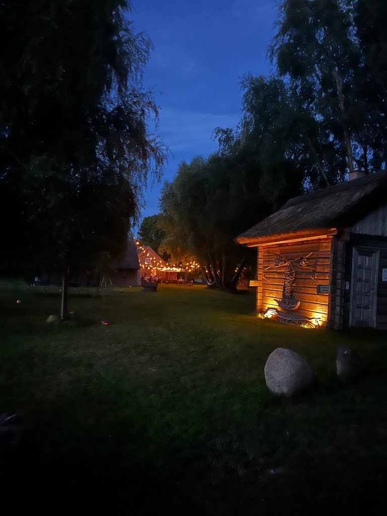 stovyklos teamwork teambuilding komanda imones stovyklos jurmalnieki vasaros sezonas ruduo baltijos jura latvija nida imones jurmalnieki - sodyba prie jūros, poilsis prie jūros, poilsis Latvijoje, kaimo turizmas Latvija, sodybos nuoma, namelių nuoma, apartamentų nuoma Latvijoje, rami vieta poilsiui, nakvynė Latvijoje, privatus paplūdimys, Nidos kaimas Latvija, sodyba netoli Lietuvos sienos, poilsis prie Baltijos jūros, atostogos Latvijoje, Jūrmalos regionas, geriausios sodybos Latvijoje, poilsis Kuržemėje, šeimos atostogos Latvijoje, poilsis su vaikais, poilsis su augintiniais, romantiškas poilsis, sodyba draugų kompanijai, savaitgalis gamtoje, išskirtinė nakvynė, kaimo sodyba su pirtimi, žvejyba Latvijoje, dviračių takai Latvija, vandens pramogos, laukinė gamta, grybavimas ir uogavimas, poilsis gamtoje, kaimo turizmas su pirtimi, vakarai prie laužo